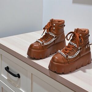 Cape Robbin Chunky Brown Platform Boots. New in Box. size10.fast 🚚📦 $70retail